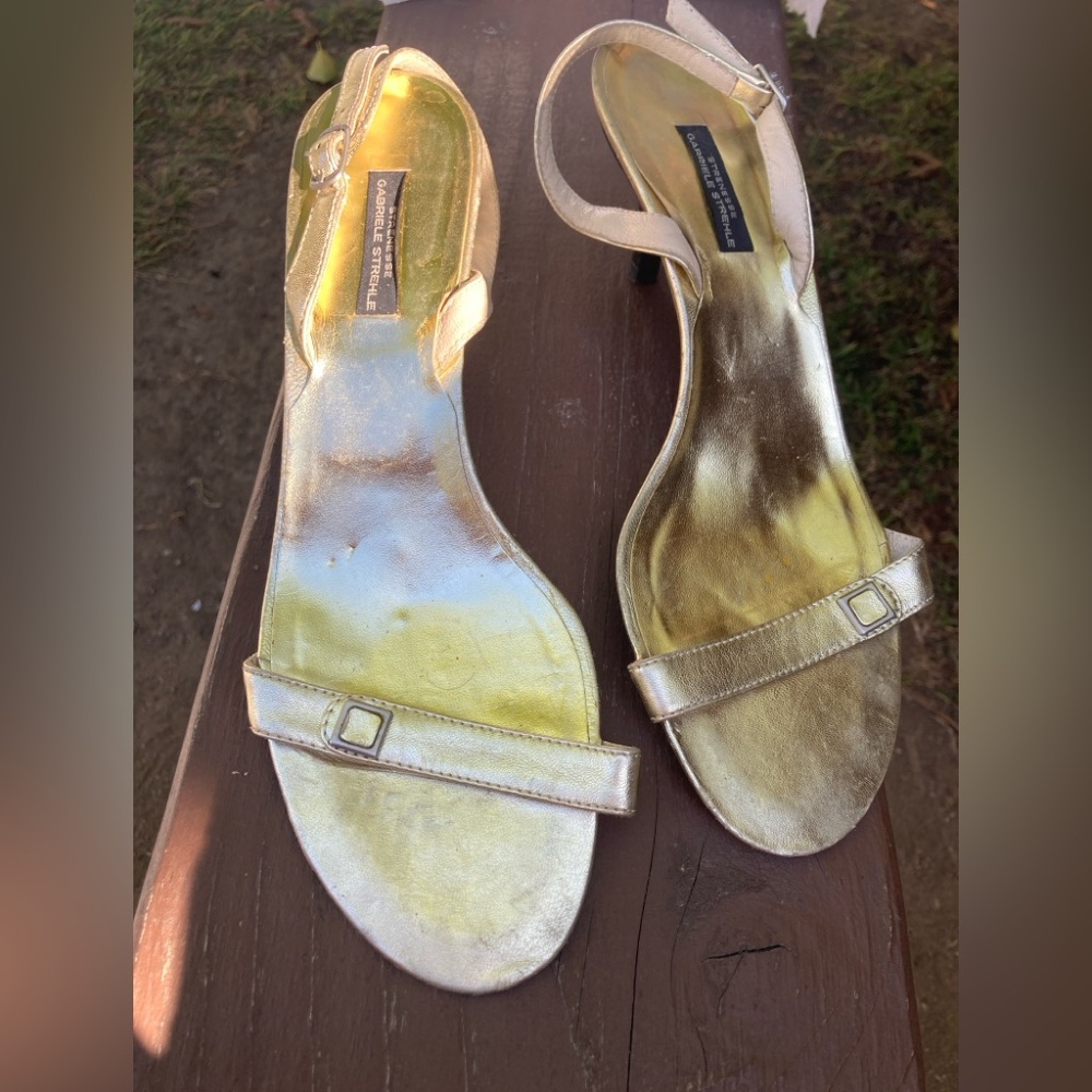 Elegant Gold and Black Heels - Picture 7 of 7